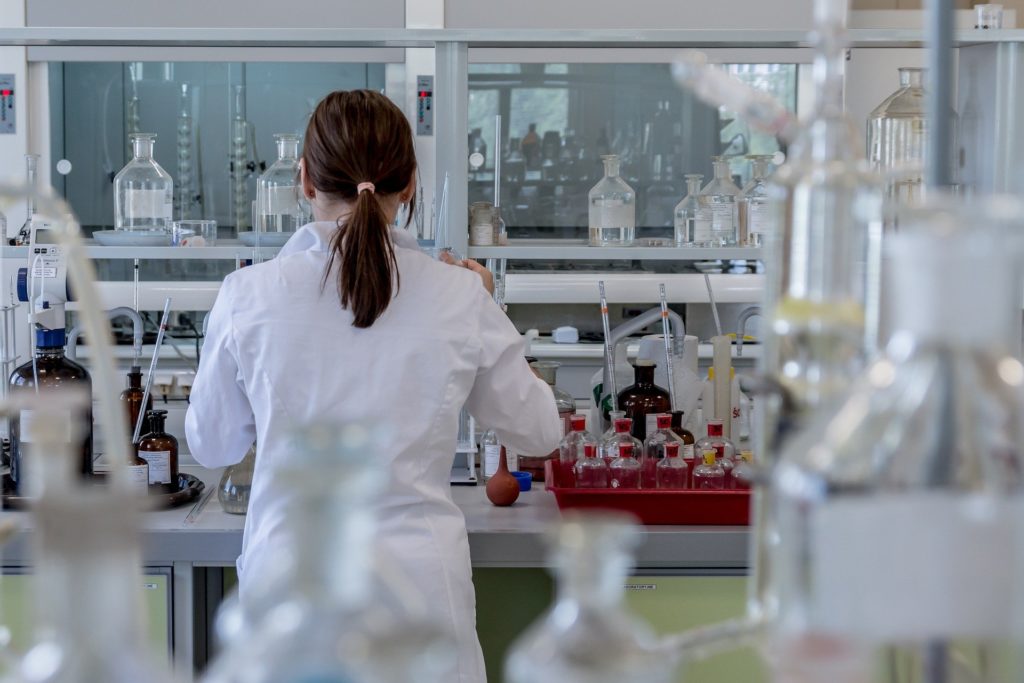 Eine Chemikerin arbeitet im Labor