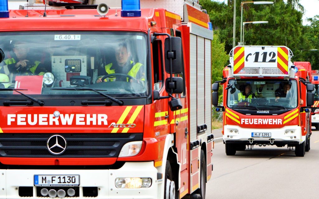 Feuerwehrfahrzeuge auf Einsatzfahrt