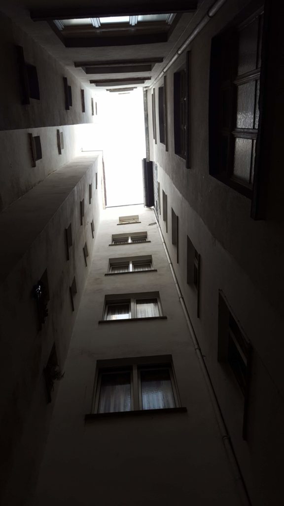 Innenhof zwischen hohen Mehrfamilienhäusern