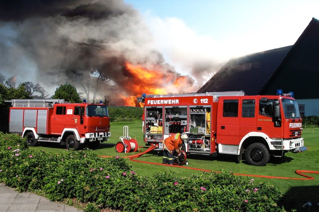 Feuerwehr vor einem brennenden, landwirtschaftlichen Gebäude