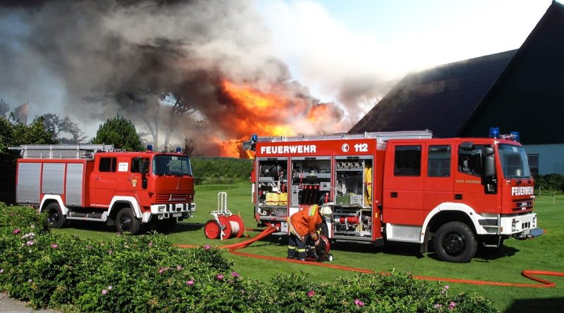 Feuerwehr vor einem brennenden, landwirtschaftlichen Gebäude