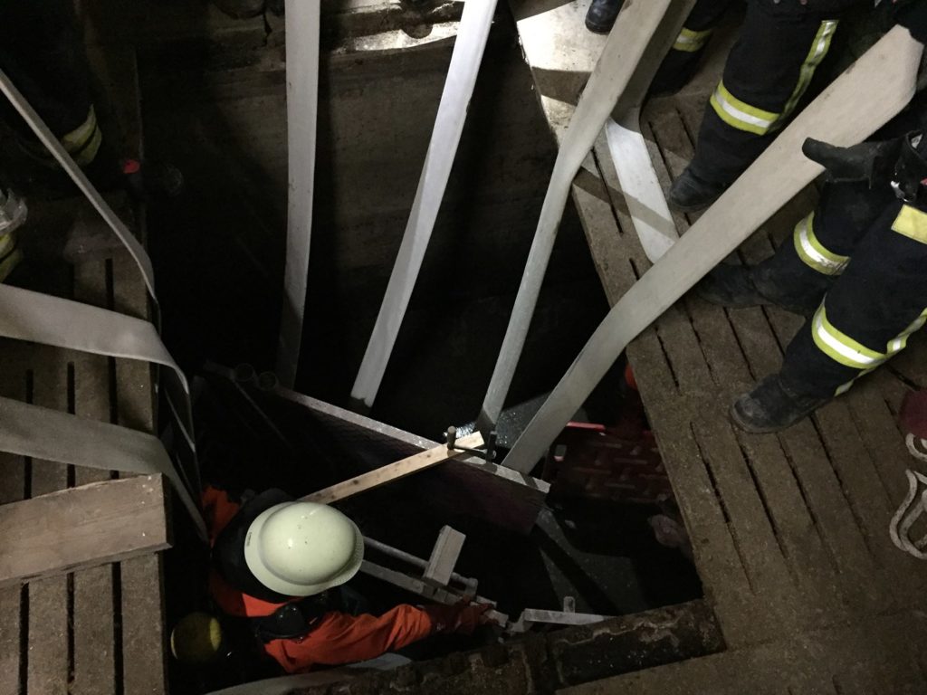Feuerwehrmann in Jauchegrube