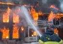 Feuerwehrmann löscht Gebäudebrand