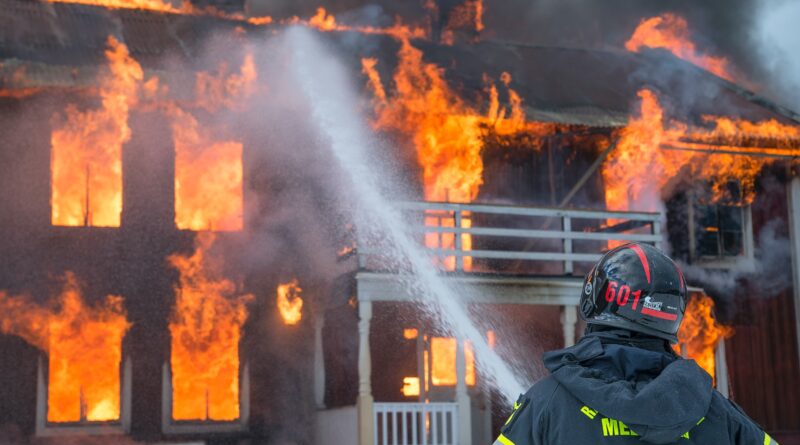 Feuerwehrmann löscht Gebäudebrand
