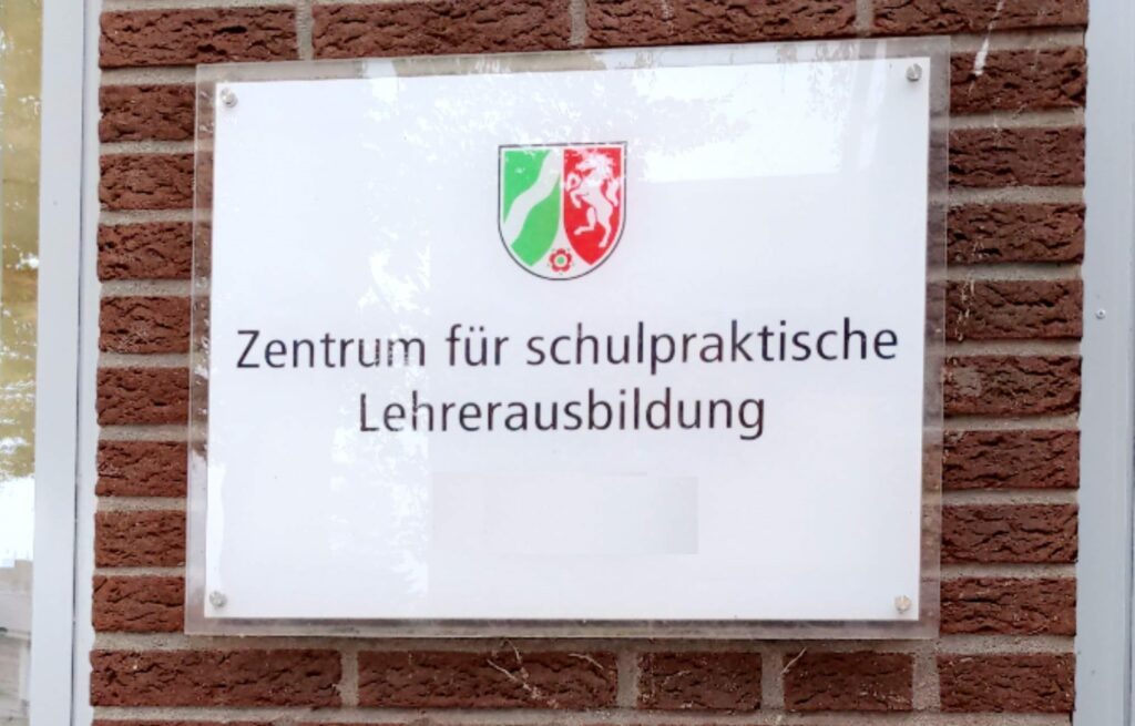 Schild an der Fassade eines ZfsL