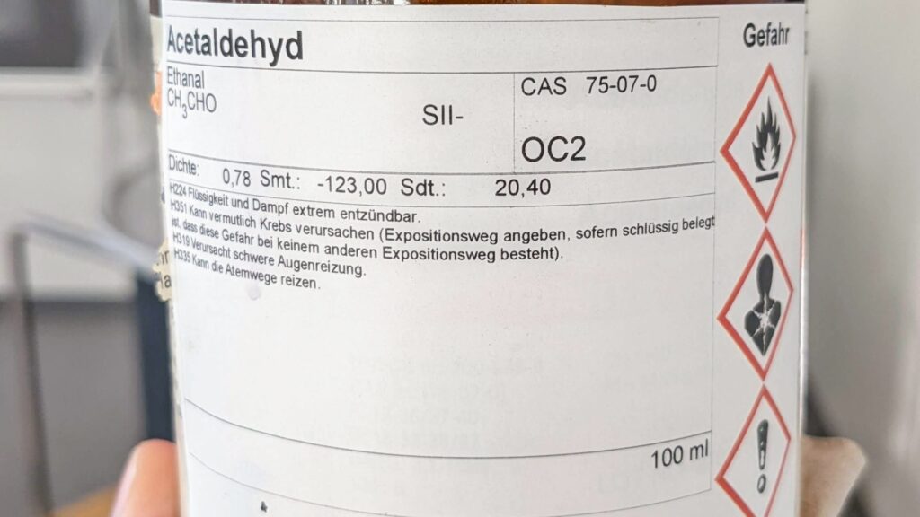 Etikett auf einer Flasche Acetaldehyd