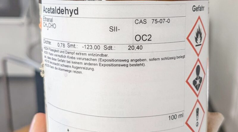 Etikett auf einer Flasche Acetaldehyd